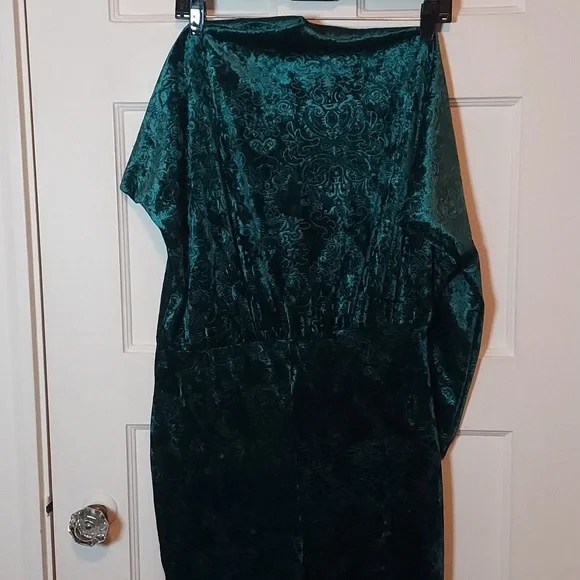 Fashion Nova Velvet Jumpsuit in Hunter - Picture 6 of 16